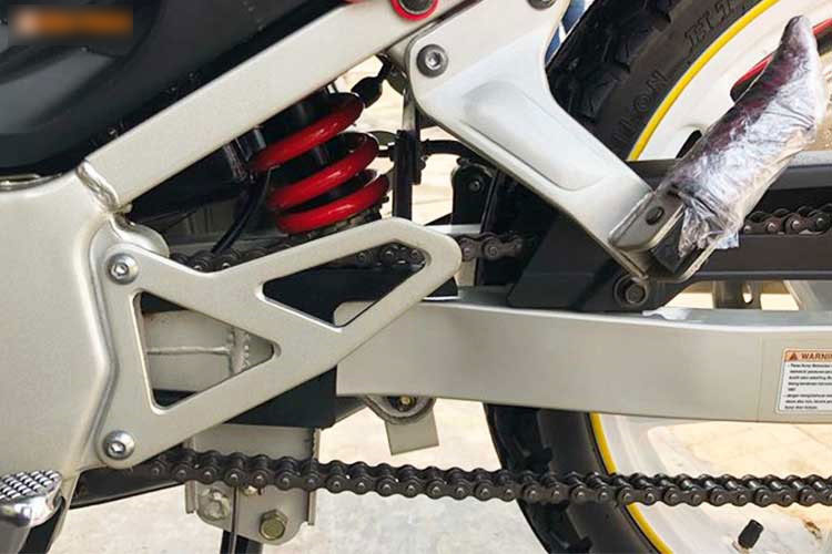 Xe máy Suzuki RGX đời 2003 thét giá 888 triệu tại Sài Gòn